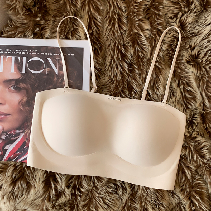 Sutien din bumbac, cupă 3/4, fără bretele, închidere la spate cu patru rânduri de carlige, cupă modelată cu partea superioară subțire și partea inferioară mai lată