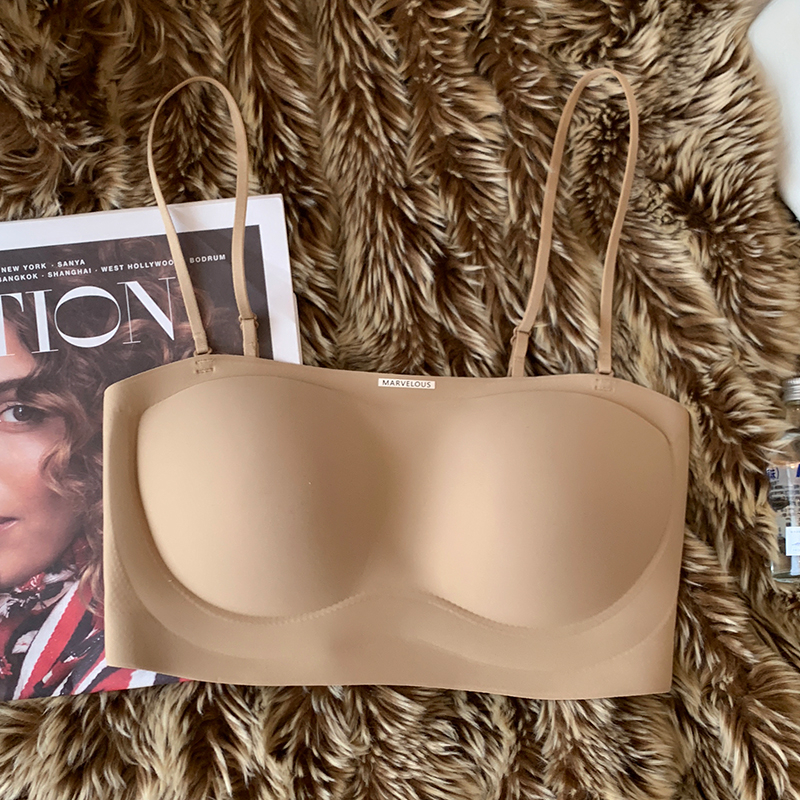 Sutien din bumbac, cupă 3/4, fără bretele, închidere la spate cu patru rânduri de carlige, cupă modelată cu partea superioară subțire și partea inferioară mai lată