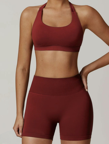 Női ujjatlan halter edző szett — háromnegyedes hosszúságú csípőemelő nadrág, nylon-spandex anyag, pull-over felső, mellpárnákkal