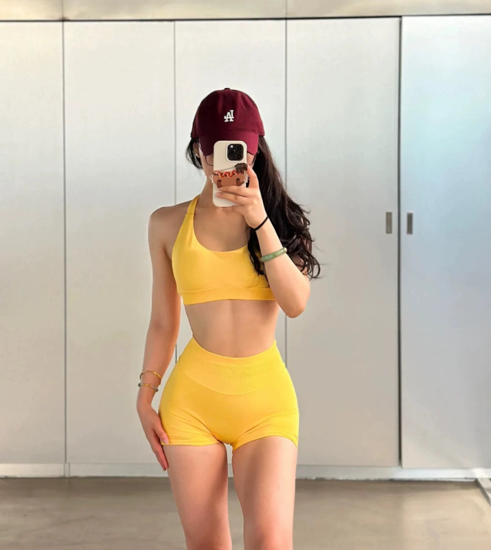 Női ujjatlan halter edző szett — háromnegyedes hosszúságú csípőemelő nadrág, nylon-spandex anyag, pull-over felső, mellpárnákkal