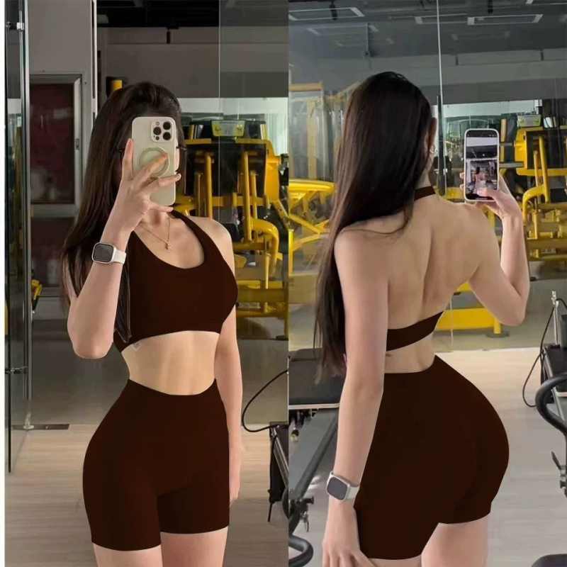 Női ujjatlan halter edző szett — háromnegyedes hosszúságú csípőemelő nadrág, nylon-spandex anyag, pull-over felső, mellpárnákkal