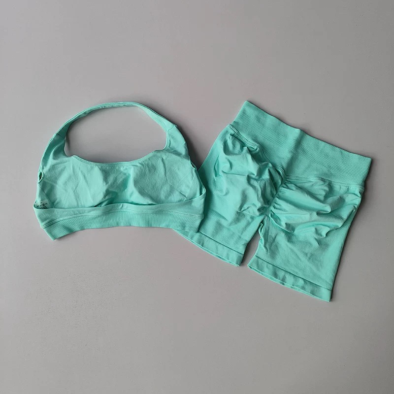 Női ujjatlan halter edző szett — háromnegyedes hosszúságú csípőemelő nadrág, nylon-spandex anyag, pull-over felső, mellpárnákkal