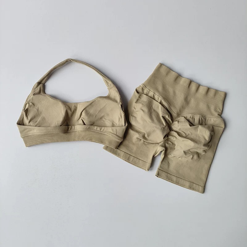 Női ujjatlan halter edző szett — háromnegyedes hosszúságú csípőemelő nadrág, nylon-spandex anyag, pull-over felső, mellpárnákkal