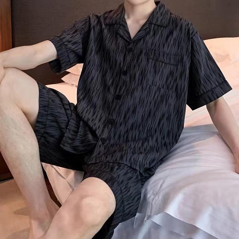 Set pijamale bărbați: mâneci 3/4, țesătură subțire, pantaloni scurți, model dungat