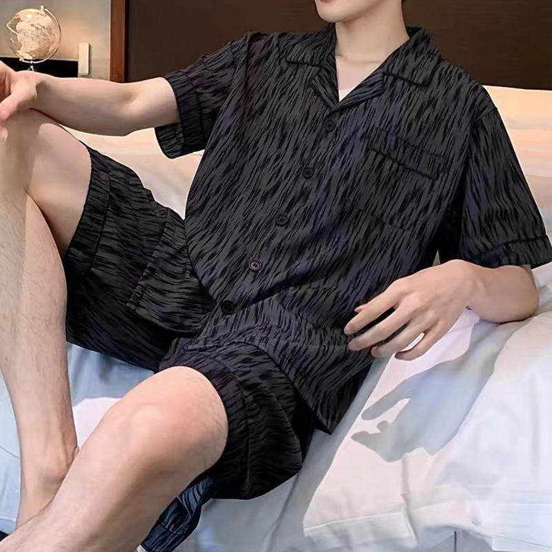 Set pijamale bărbați: mâneci 3/4, țesătură subțire, pantaloni scurți, model dungat