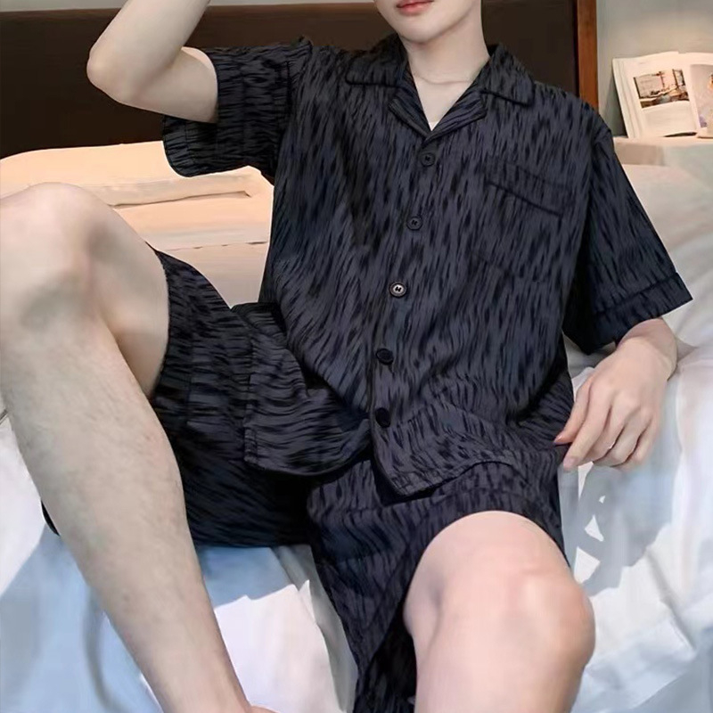 Set pijamale bărbați: mâneci 3/4, țesătură subțire, pantaloni scurți, model dungat