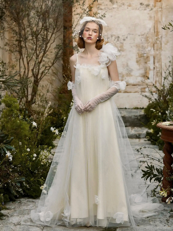 Булчинска рокля: едно рамо, А‑линия, дълга пола, три четвърти ръкав, полиестер 90–95%