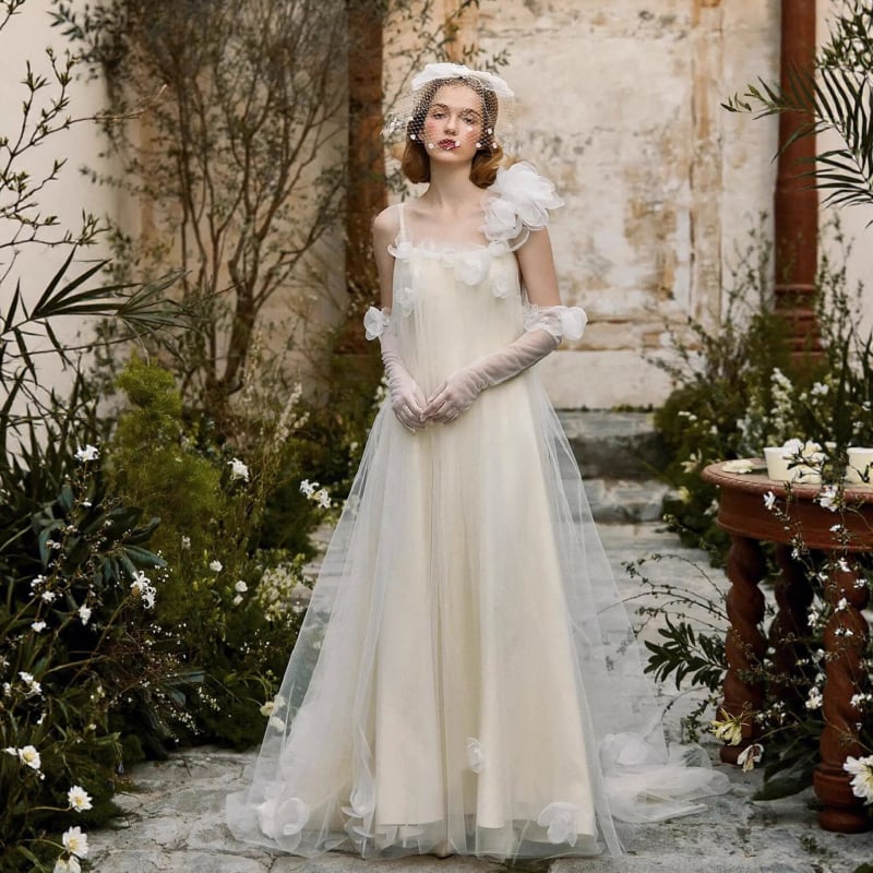 Булчинска рокля: едно рамо, А‑линия, дълга пола, три четвърти ръкав, полиестер 90–95%