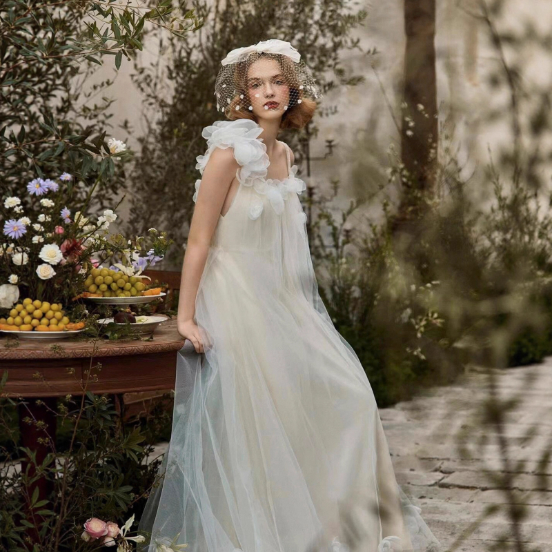 Булчинска рокля: едно рамо, А‑линия, дълга пола, три четвърти ръкав, полиестер 90–95%