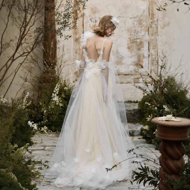 Булчинска рокля: едно рамо, А‑линия, дълга пола, три четвърти ръкав, полиестер 90–95%