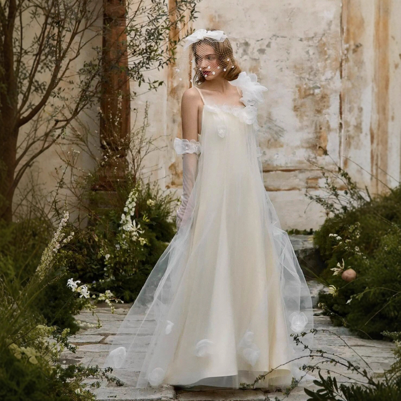 Булчинска рокля: едно рамо, А‑линия, дълга пола, три четвърти ръкав, полиестер 90–95%