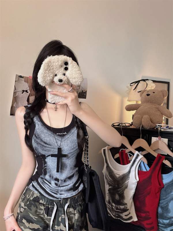 Camisole top s remenima, sling stil, uski kroj, kratka duljina, uzorak glazbeni rock, tkanina rayon s 90–95% pamuka i <30% spandeksa