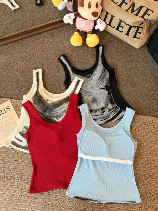 Camisole top s remenima, sling stil, uski kroj, kratka duljina, uzorak glazbeni rock, tkanina rayon s 90–95% pamuka i <30% spandeksa