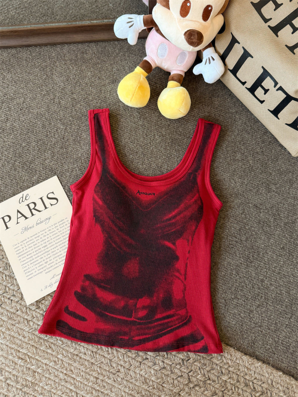 Camisole top s remenima, sling stil, uski kroj, kratka duljina, uzorak glazbeni rock, tkanina rayon s 90–95% pamuka i <30% spandeksa