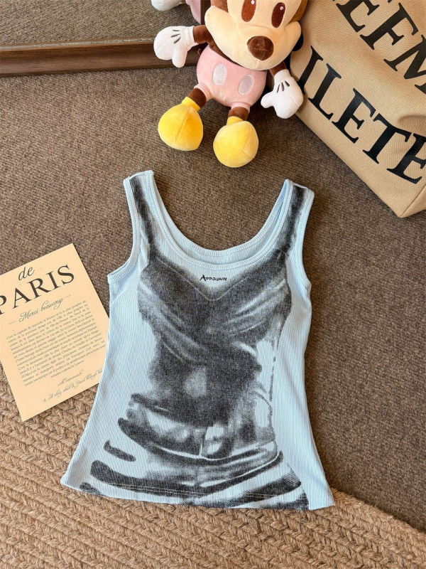 Camisole top s remenima, sling stil, uski kroj, kratka duljina, uzorak glazbeni rock, tkanina rayon s 90–95% pamuka i <30% spandeksa