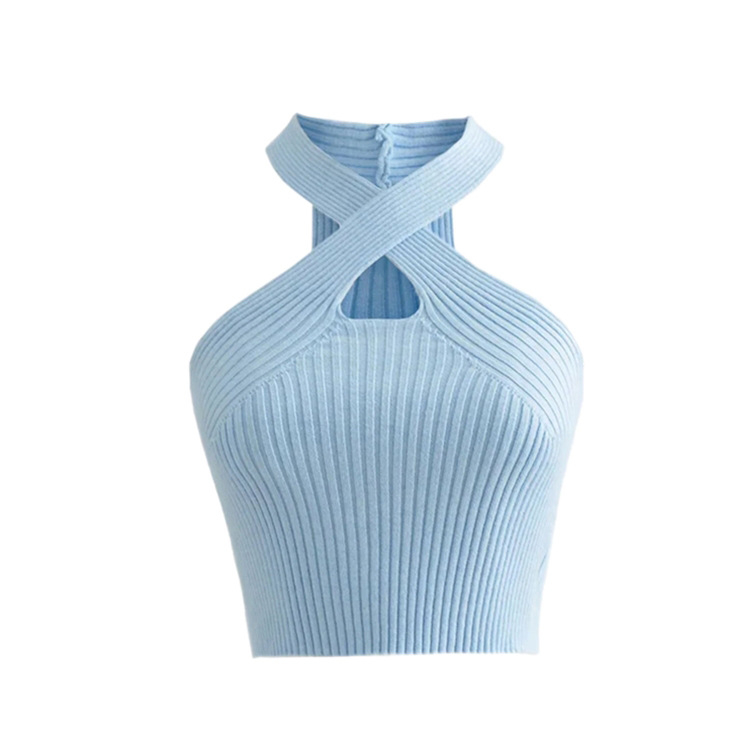 Kratki pleteni halter top s križnim vratom – uski kroj, kratka duljina
