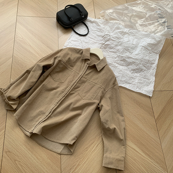 Košul-jack od pamuka 95%+, polo ovratnik, slobodan kroj, zatvaranje na jedan red kopči, elegantan gradski stil, jesen 2025