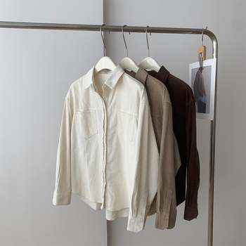 Košul-jack od pamuka 95%+, polo ovratnik, slobodan kroj, zatvaranje na jedan red kopči, elegantan gradski stil, jesen 2025