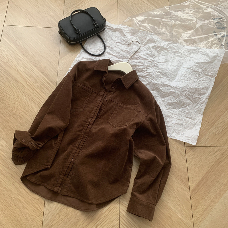 Košul-jack od pamuka 95%+, polo ovratnik, slobodan kroj, zatvaranje na jedan red kopči, elegantan gradski stil, jesen 2025