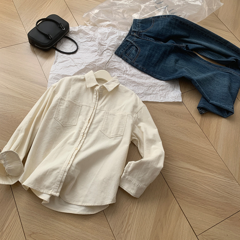 Košul-jack od pamuka 95%+, polo ovratnik, slobodan kroj, zatvaranje na jedan red kopči, elegantan gradski stil, jesen 2025