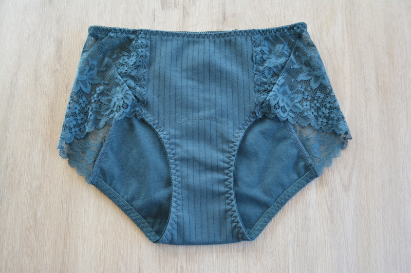 Női menstruációs fehérnemű, fő anyag 95% pamut, alátét 100% pamut, középmagas derekú, gyorsan száradó