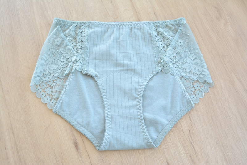 Női menstruációs fehérnemű, fő anyag 95% pamut, alátét 100% pamut, középmagas derekú, gyorsan száradó