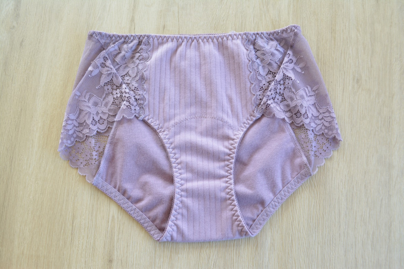 Női menstruációs fehérnemű, fő anyag 95% pamut, alátét 100% pamut, középmagas derekú, gyorsan száradó