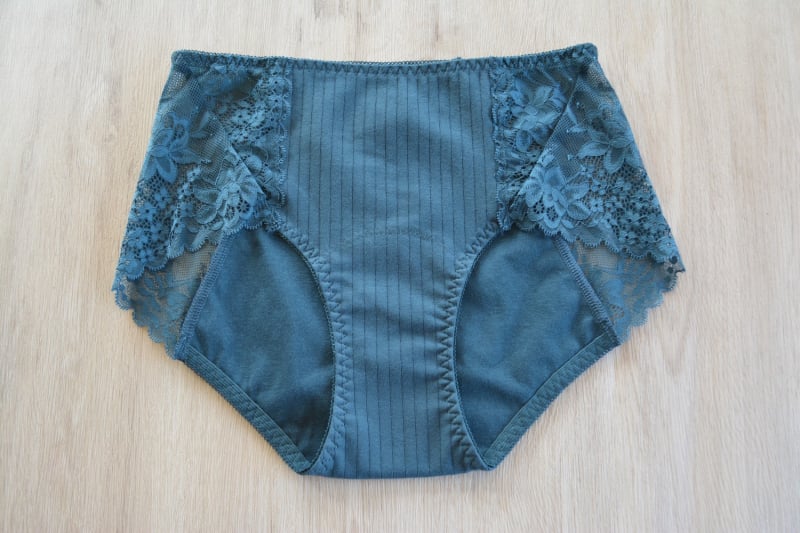 Női menstruációs fehérnemű, fő anyag 95% pamut, alátét 100% pamut, középmagas derekú, gyorsan száradó