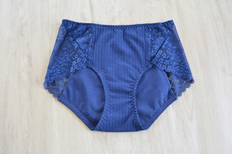 Női menstruációs fehérnemű, fő anyag 95% pamut, alátét 100% pamut, középmagas derekú, gyorsan száradó