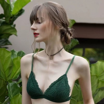 Bevielė liemenėlė, ultra plonos formuotos kaušeliai, trikampio formos kašeliai, medvilnės audinys, nugaros uždarymas su trimis eilių kabliukų, fiksuotos dvigubos pečių juostos