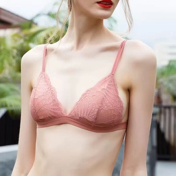 Bevielė liemenėlė, ultra plonos formuotos kaušeliai, trikampio formos kašeliai, medvilnės audinys, nugaros uždarymas su trimis eilių kabliukų, fiksuotos dvigubos pečių juostos