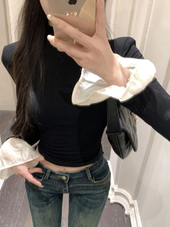 Oversize marškinėliai su pusiau aukštu kaklu ir siuvinėjimu