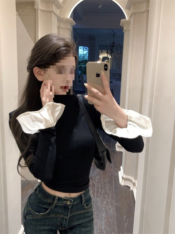 Oversize marškinėliai su pusiau aukštu kaklu ir siuvinėjimu