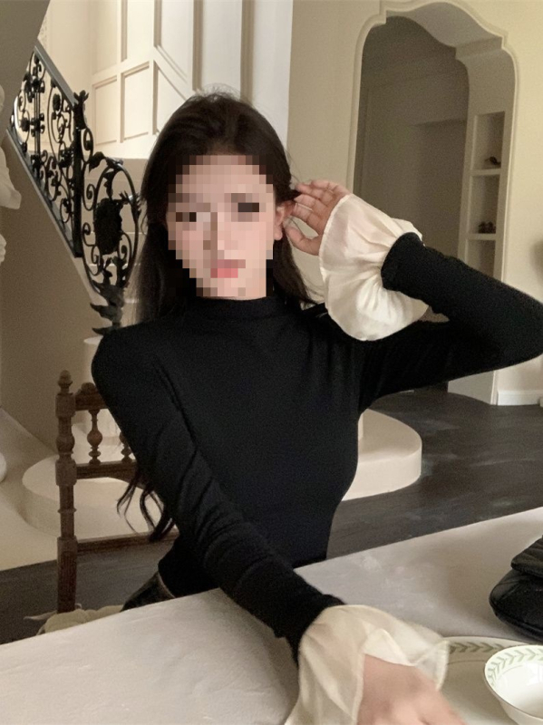 Oversize marškinėliai su pusiau aukštu kaklu ir siuvinėjimu