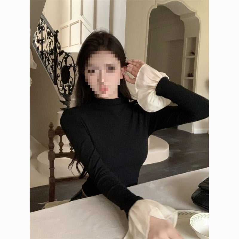 Oversize marškinėliai su pusiau aukštu kaklu ir siuvinėjimu