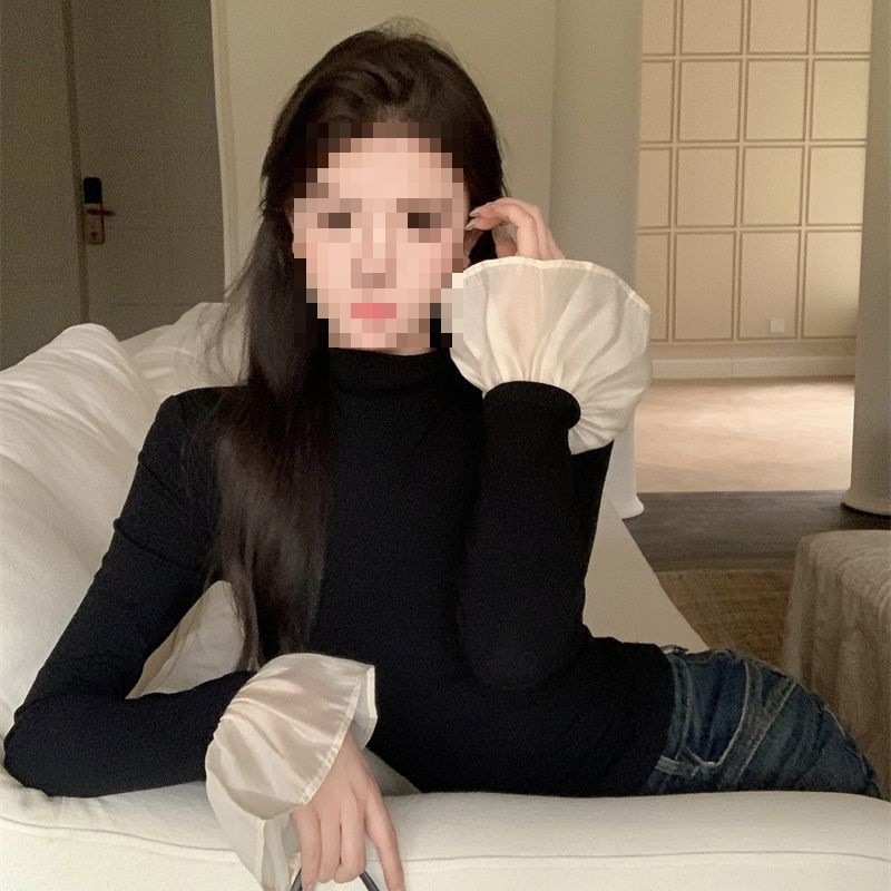 Oversize marškinėliai su pusiau aukštu kaklu ir siuvinėjimu