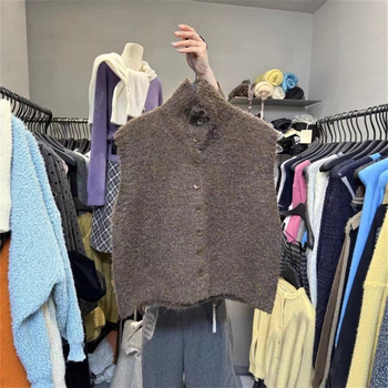 Pletena bez rukava prsluk sa stoječim ovratnikom, jednostrano kopčanje, poliester-akrilna smjesa 30–50%, duljina 50–65 cm, zimska sezona 2025, elegantan gradski stil