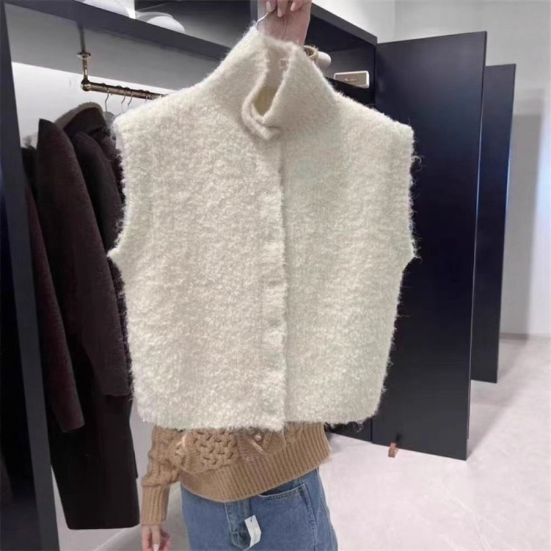 Pletena bez rukava prsluk sa stoječim ovratnikom, jednostrano kopčanje, poliester-akrilna smjesa 30–50%, duljina 50–65 cm, zimska sezona 2025, elegantan gradski stil