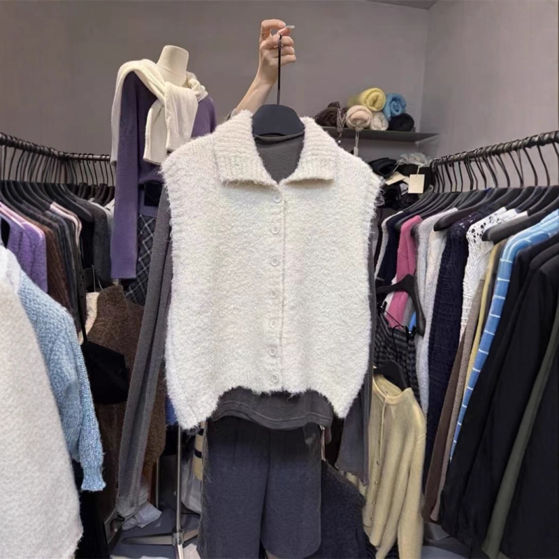 Pletena bez rukava prsluk sa stoječim ovratnikom, jednostrano kopčanje, poliester-akrilna smjesa 30–50%, duljina 50–65 cm, zimska sezona 2025, elegantan gradski stil