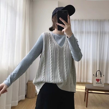 Bez rukava pletena vest s V-izrezom i 3D uzorkom, slobodan kroj, vuneno–poliestrska smjesa 30-50% i spandex, duljina 40-50 cm, proljeće 2025