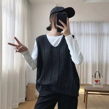 Bez rukava pletena vest s V-izrezom i 3D uzorkom, slobodan kroj, vuneno–poliestrska smjesa 30-50% i spandex, duljina 40-50 cm, proljeće 2025