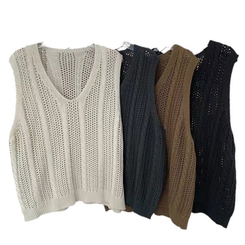 Bez rukava pletena vest s V-izrezom i 3D uzorkom, slobodan kroj, vuneno–poliestrska smjesa 30-50% i spandex, duljina 40-50 cm, proljeće 2025