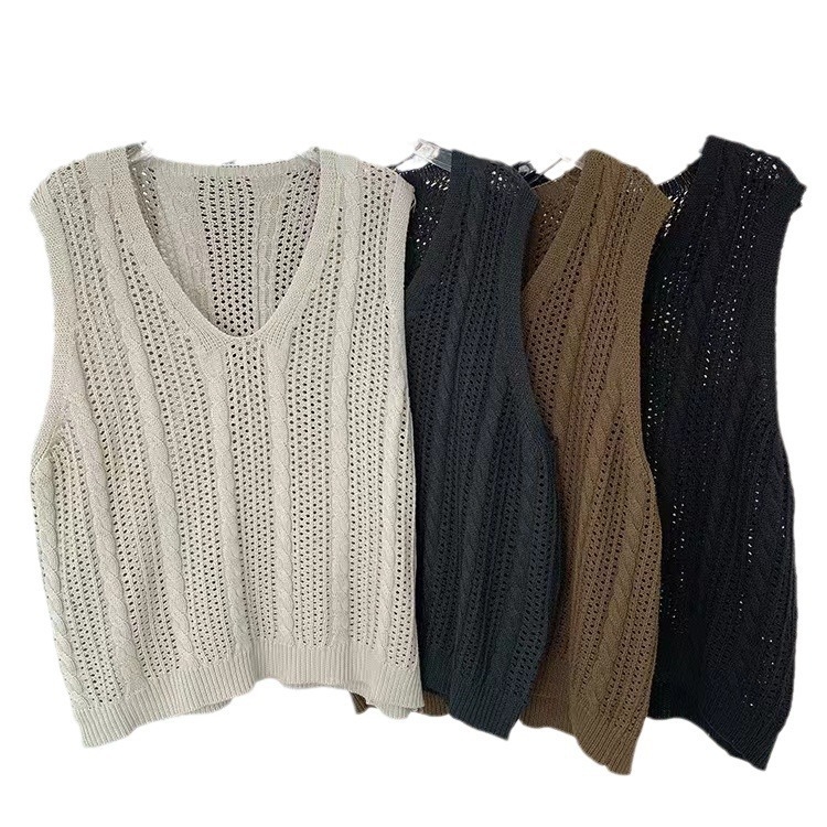 Bez rukava pletena vest s V-izrezom i 3D uzorkom, slobodan kroj, vuneno–poliestrska smjesa 30-50% i spandex, duljina 40-50 cm, proljeće 2025