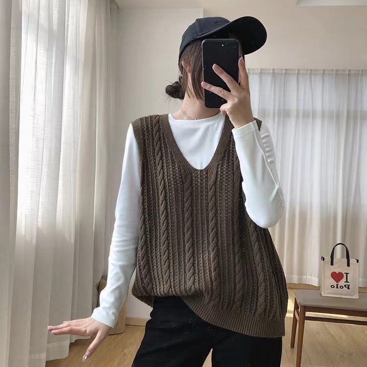 Bez rukava pletena vest s V-izrezom i 3D uzorkom, slobodan kroj, vuneno–poliestrska smjesa 30-50% i spandex, duljina 40-50 cm, proljeće 2025