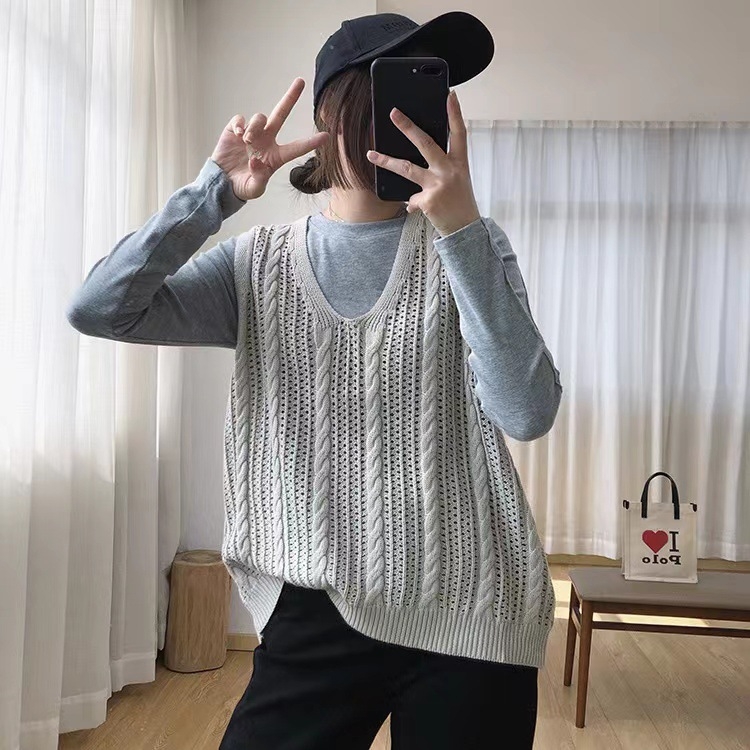Bez rukava pletena vest s V-izrezom i 3D uzorkom, slobodan kroj, vuneno–poliestrska smjesa 30-50% i spandex, duljina 40-50 cm, proljeće 2025