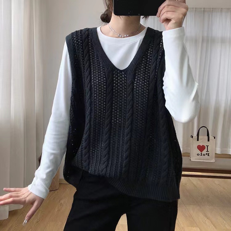 Bez rukava pletena vest s V-izrezom i 3D uzorkom, slobodan kroj, vuneno–poliestrska smjesa 30-50% i spandex, duljina 40-50 cm, proljeće 2025