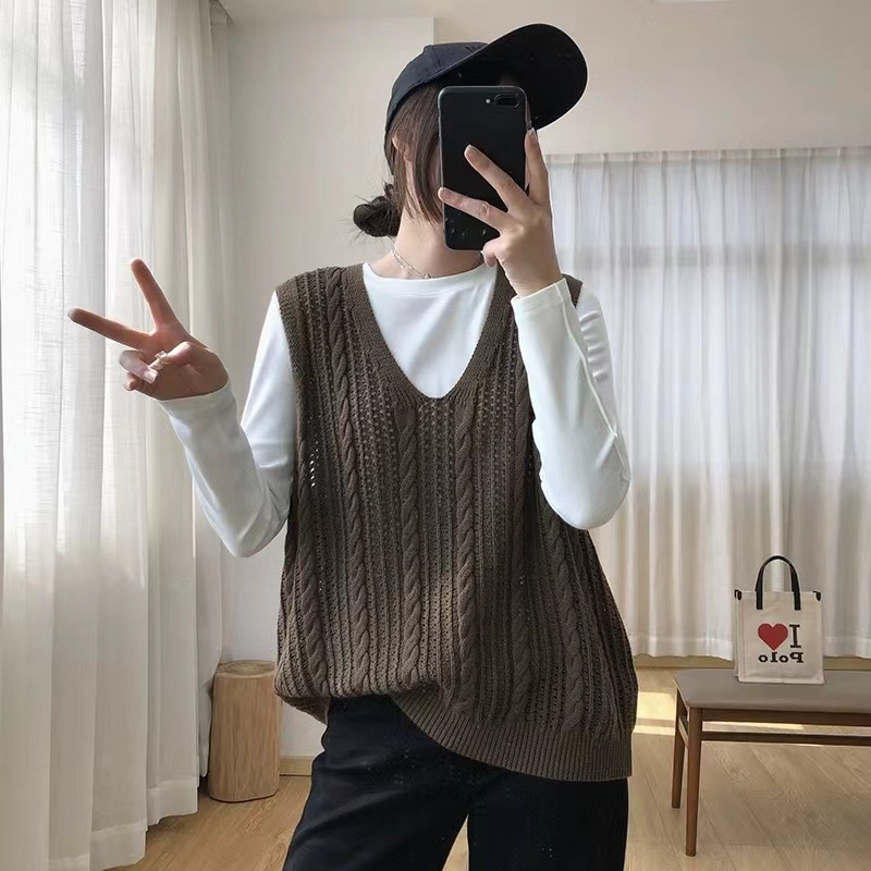 Bez rukava pletena vest s V-izrezom i 3D uzorkom, slobodan kroj, vuneno–poliestrska smjesa 30-50% i spandex, duljina 40-50 cm, proljeće 2025