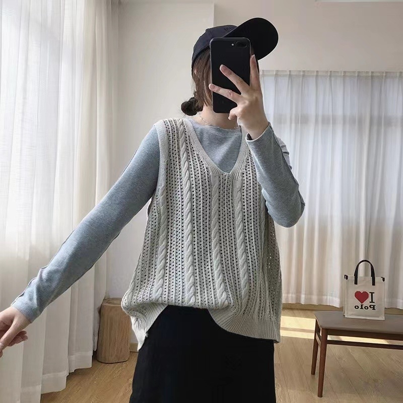 Bez rukava pletena vest s V-izrezom i 3D uzorkom, slobodan kroj, vuneno–poliestrska smjesa 30-50% i spandex, duljina 40-50 cm, proljeće 2025