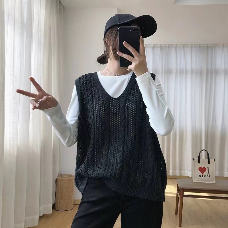 Bez rukava pletena vest s V-izrezom i 3D uzorkom, slobodan kroj, vuneno–poliestrska smjesa 30-50% i spandex, duljina 40-50 cm, proljeće 2025
