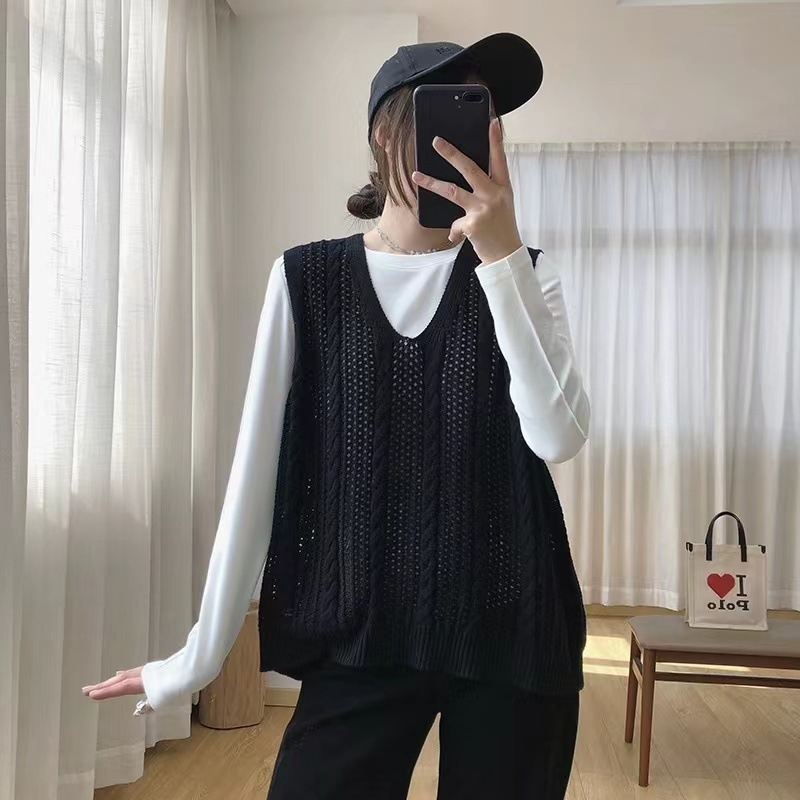 Bez rukava pletena vest s V-izrezom i 3D uzorkom, slobodan kroj, vuneno–poliestrska smjesa 30-50% i spandex, duljina 40-50 cm, proljeće 2025
